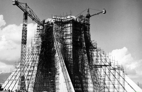 azadi tower construction